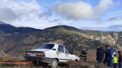 ADANA (AA) – Adana'nın Feke ilçesinde şarampole yuvarlanan otomobilin kapısından