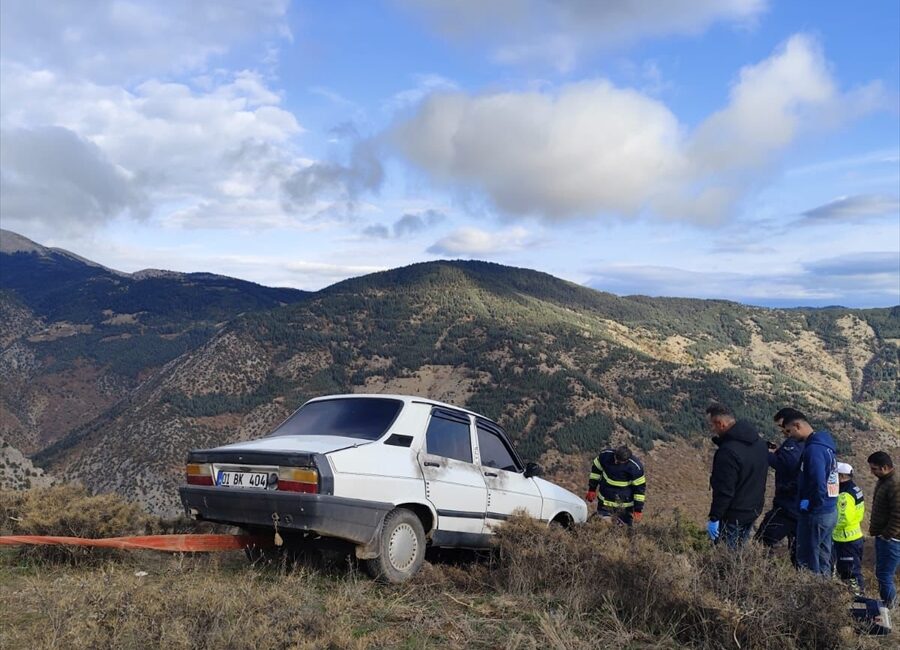 ADANA (AA) – Adana'nın Feke ilçesinde şarampole yuvarlanan otomobilin kapısından
