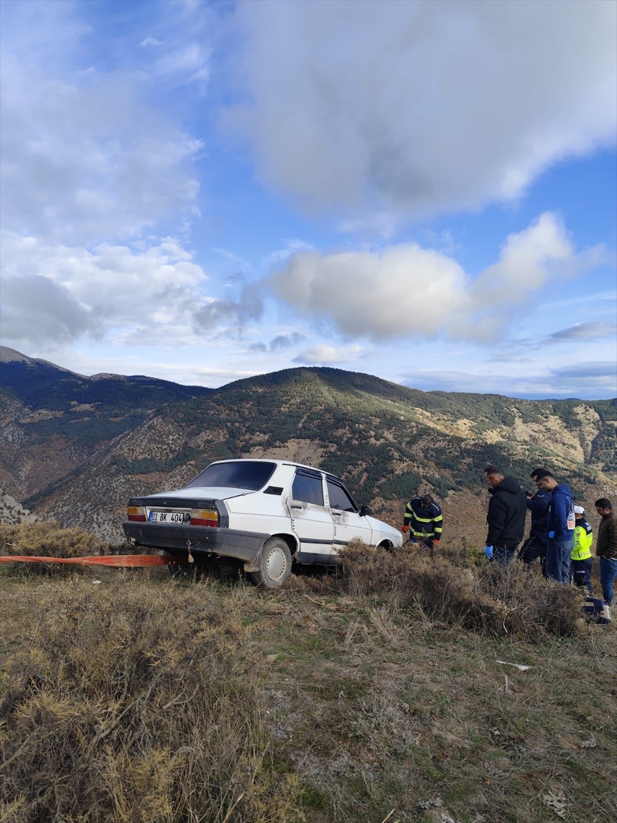 ADANA (AA) – Adana'nın Feke ilçesinde şarampole yuvarlanan otomobilin kapısından