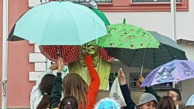 ADANA (AA) – Adana'nın Ceyhan ilçesinde öğrencilerin okuldaki Atatürk büstünün