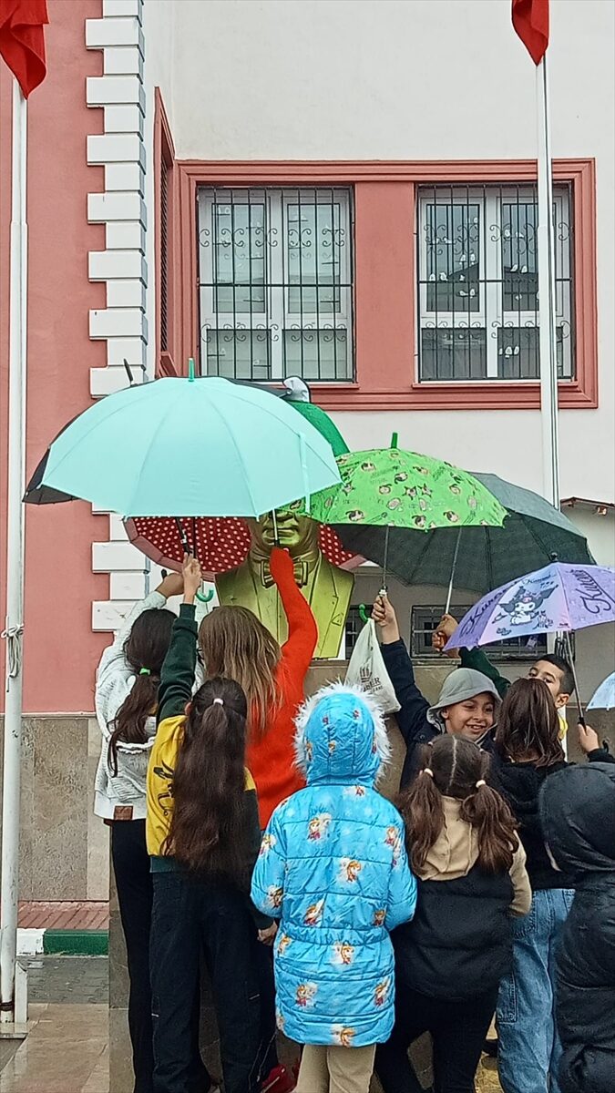 ADANA (AA) – Adana'nın Ceyhan ilçesinde öğrencilerin okuldaki Atatürk büstünün