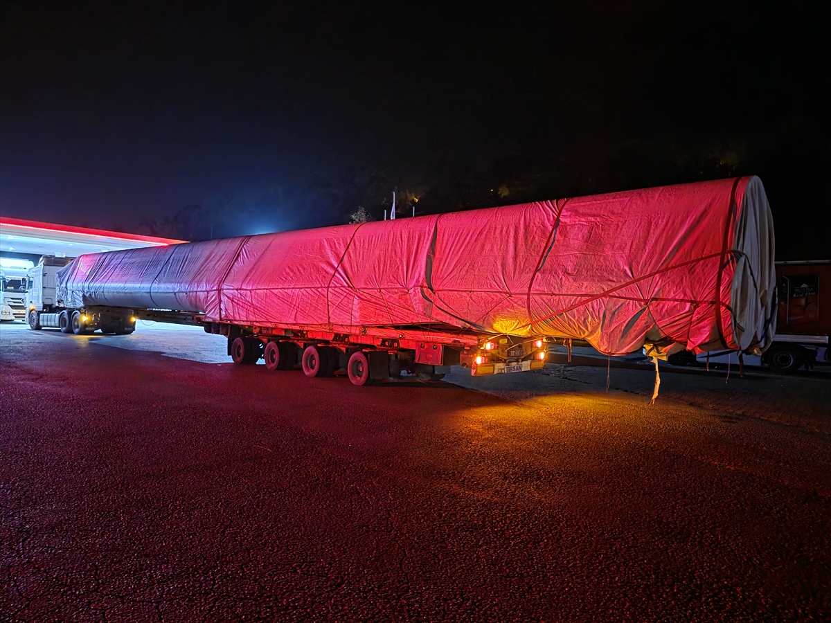 ADANA (AA) – Adana'nın Pozantı ilçesinde, tır ve bariyere çarpan