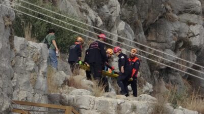ADANA (AA) – Adana'nın Ceyhan ilçesindeki Yılan Kalesi'nde düşerek yaralanan