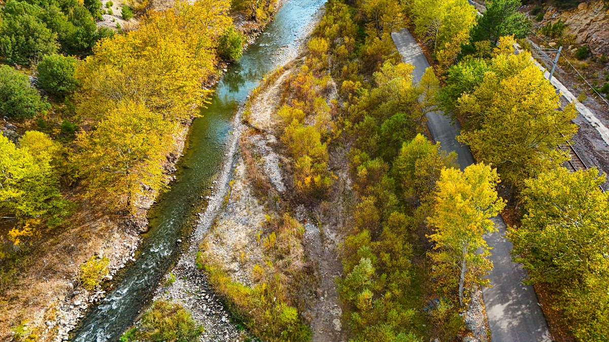 ADANA (AA) – Adana'nın Pozantı ilçesinde sonbahar renklerinin hakim olduğu