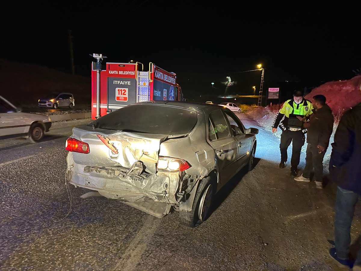 ADIYAMAN (AA) – Adıyaman'ın Kahta ilçesinde iki otomobilin çarpışması sonucu