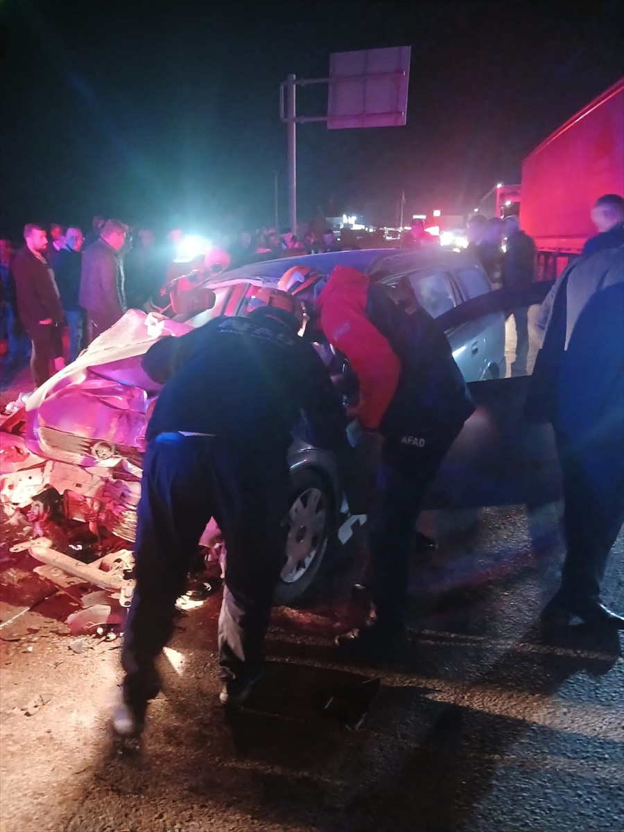 AFYONKARAHİSAR (AA) – Afyonkarahisar'ın Sinanpaşa ilçesinde otomobil ile halk otobüsünün