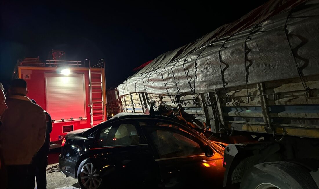 AFYONKARAHİSAR (AA) – Afyonkarahisar'ın İhsaniye ilçesinde tır ile otomobilin çarpışması