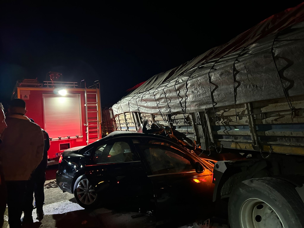 AFYONKARAHİSAR (AA) – Afyonkarahisar'ın İhsaniye ilçesinde tır ile otomobilin çarpışması