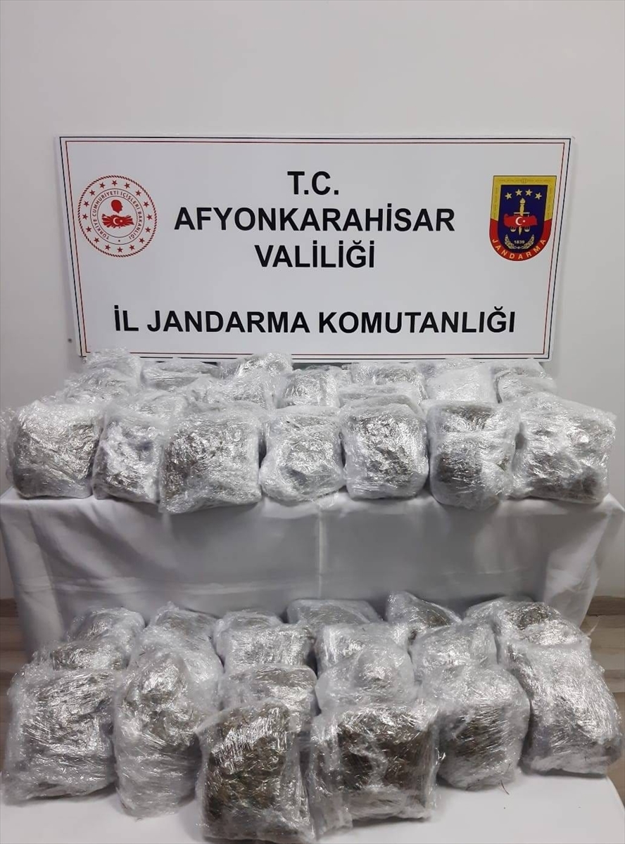 AFYONKARAHİSAR (AA) – Afyonkarahisar’da uyuşturucu operasyonunda yakalanan 3 zanlı tutuklandı.