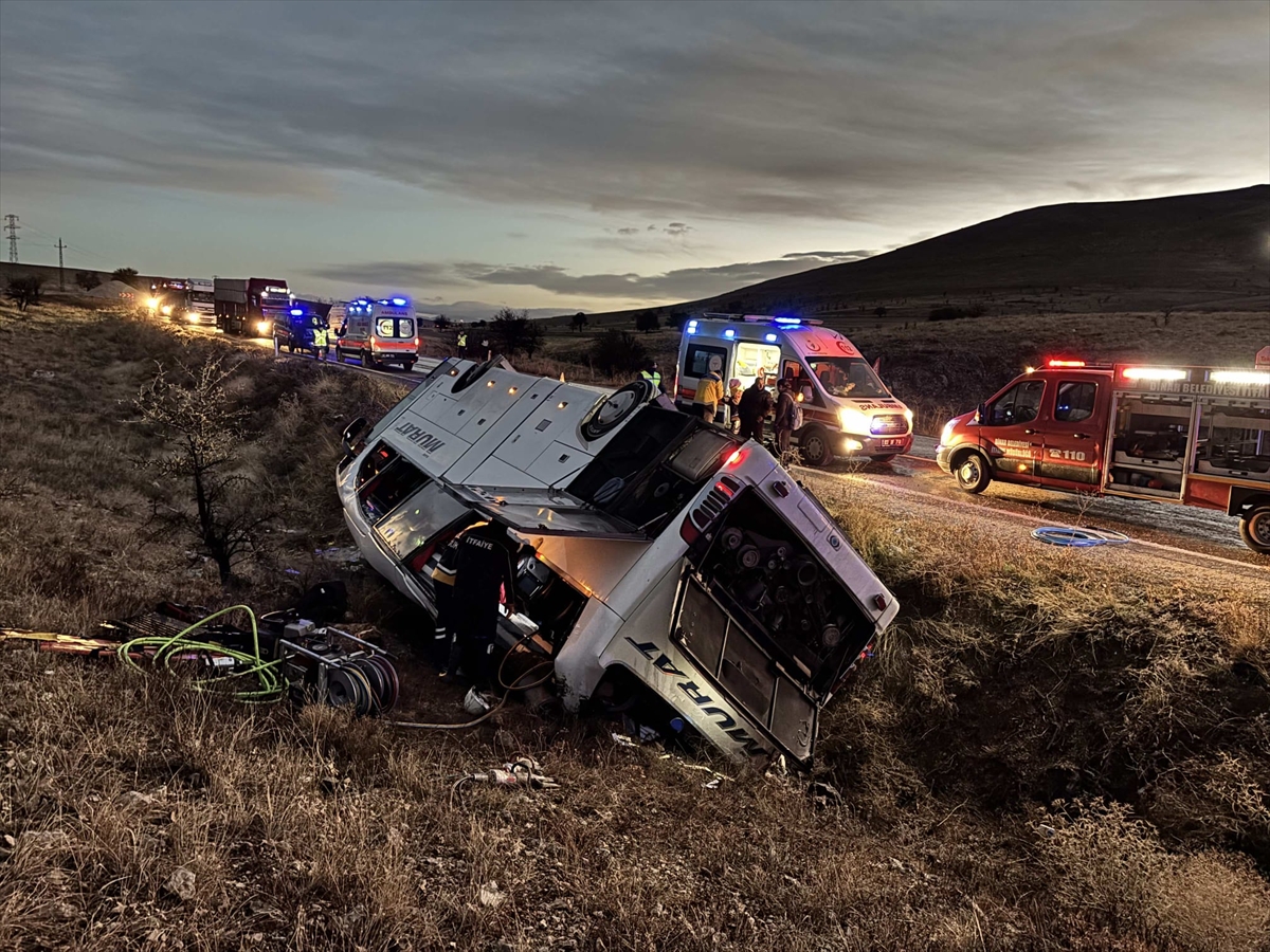 AFYONKARAHİSAR (AA) – Afyonkarahisar'ın Dinar ilçesinde yolcu otobüsünün şarampole devrilmesi