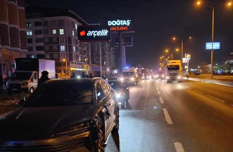 AĞRI (AA) – Ağrı'da yolun karşısına geçmeye çalışırken otomobilin çarptığı