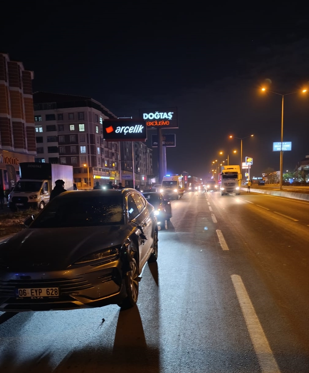 AĞRI (AA) – Ağrı'da yolun karşısına geçmeye çalışırken otomobilin çarptığı