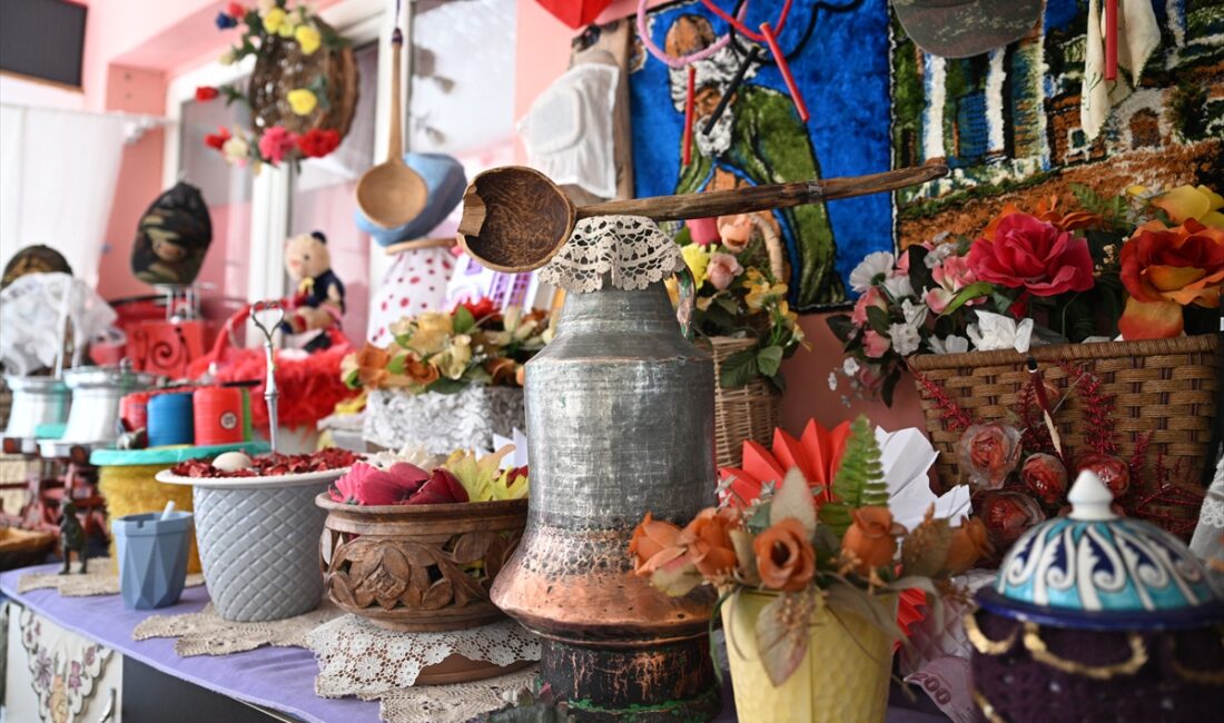 - Kayseri'de aile yadigarı eşyaları ve çeyiziyle evinin tüm odalarını