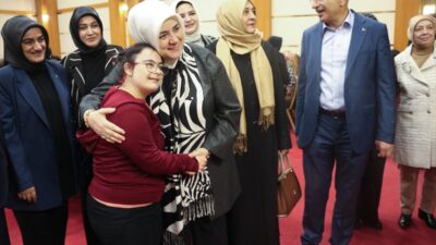 - "Biz biliyoruz ki kadın isterse hem beşiği sallar hem