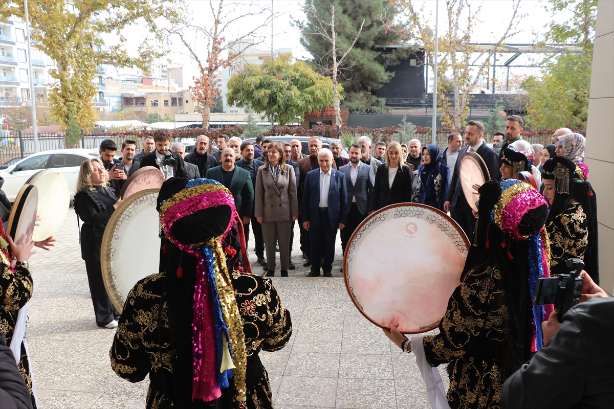 - "Bir olacağız, iri olacağız, diri olacağız. Hep birlikte Türkiye'nin