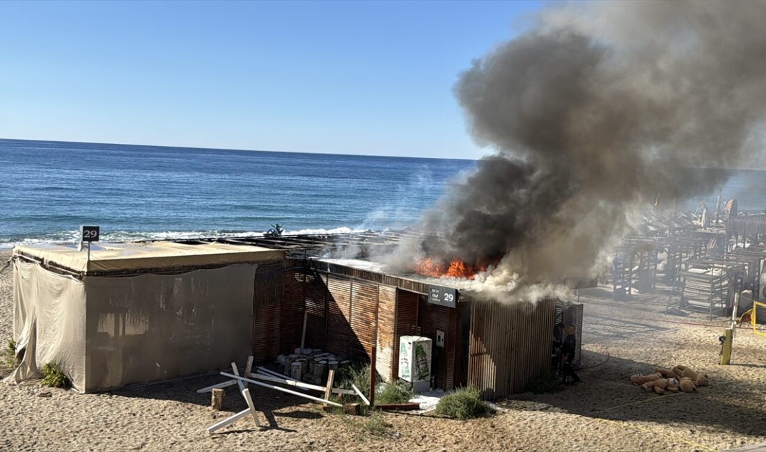 ANTALYA (AA) – Antalya'nın Alanya ilçesinde plajdaki büfede çıkan yangın,