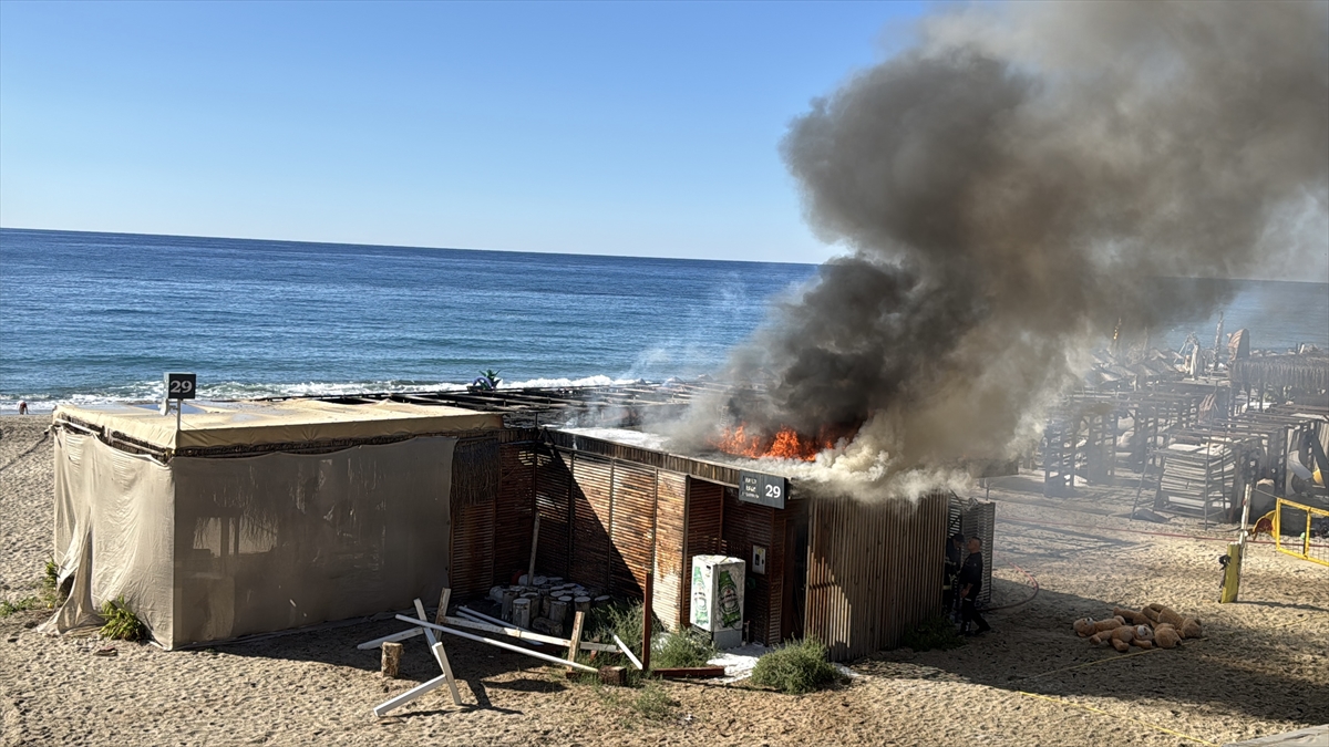 ANTALYA (AA) – Antalya'nın Alanya ilçesinde plajdaki büfede çıkan yangın,