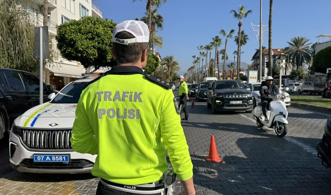 ANTALYA (AA) – Antalya'nın Alanya ilçesinde trafik polisi ekipleri, yaptıkları