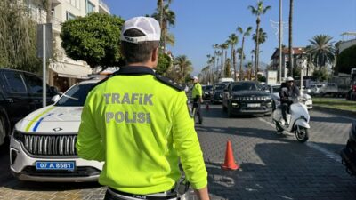 ANTALYA (AA) – Antalya'nın Alanya ilçesinde trafik polisi ekipleri, yaptıkları