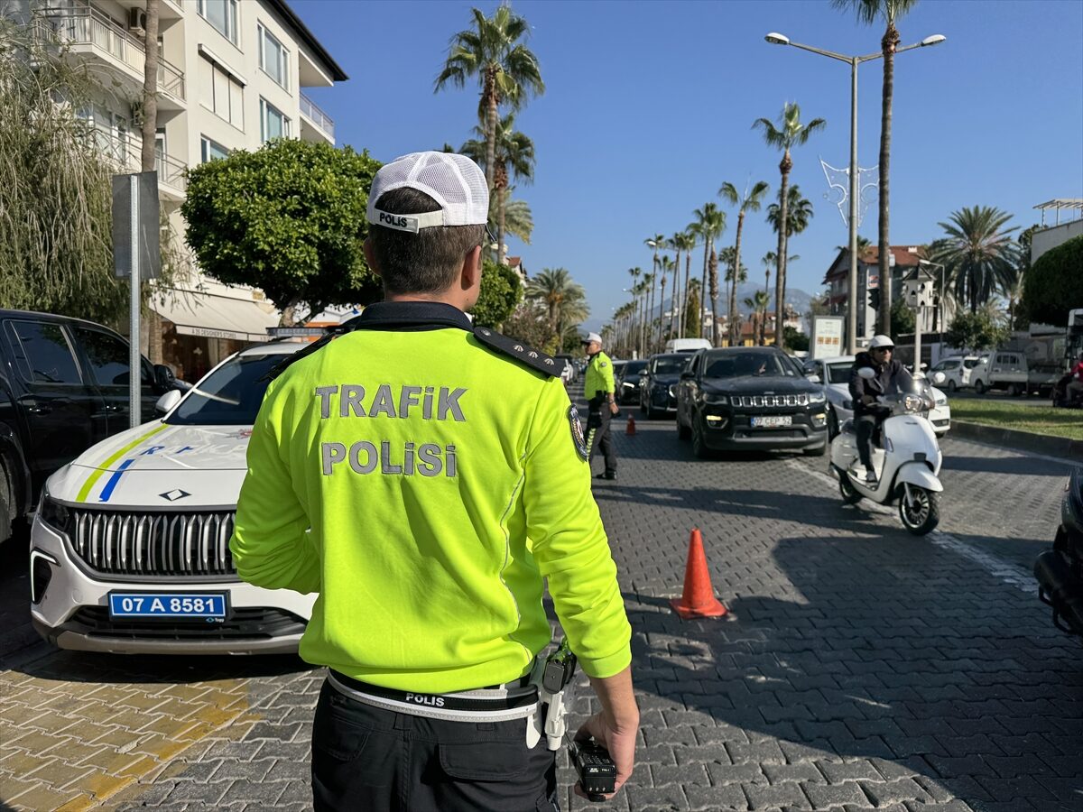 ANTALYA (AA) – Antalya'nın Alanya ilçesinde trafik polisi ekipleri, yaptıkları