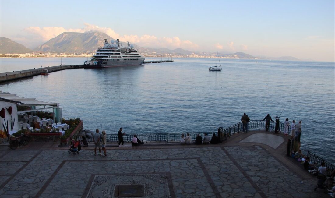 ANTALYA (AA) – Antalya'nın Alanya ilçesine Fransa bayraklı lüks yolcu