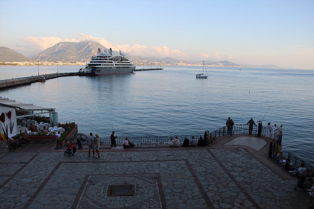 ANTALYA (AA) – Antalya'nın Alanya ilçesine Fransa bayraklı lüks yolcu