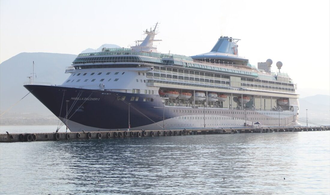 ANTALYA (AA) – Bahamalar bayraklı "Marella Discovery 2" isimli kruvaziyer,