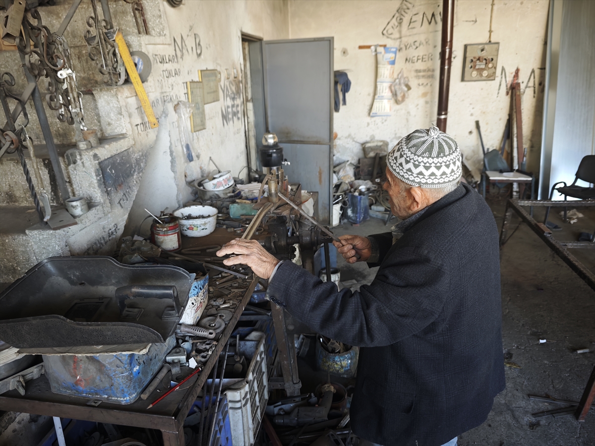 - Antalya'nın Korkuteli ilçesinde demircilikle uğraşan 77 yaşındaki Ali Kaya:
-