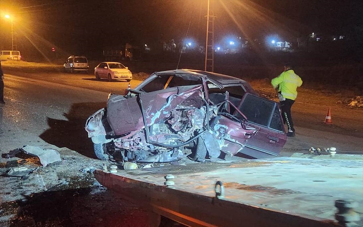 AMASYA (AA) – Amasya'nın Suluova ilçesinde iki otomobilin çarpışması sonucu