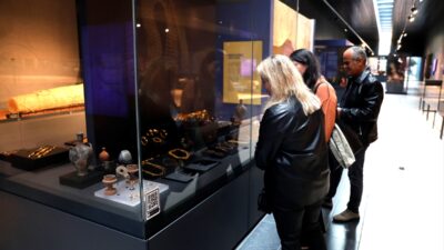 - 64 parçadan oluşan hazinede altın broş, bilezik, altın ağız