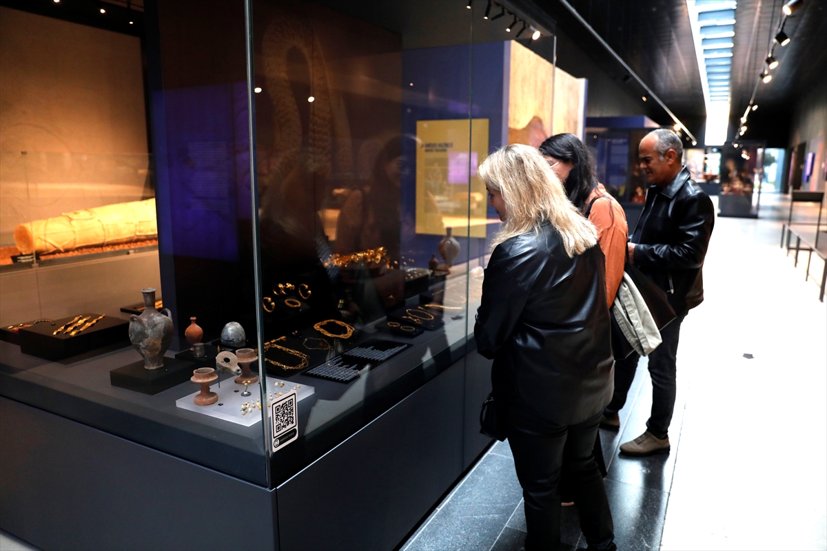 - 64 parçadan oluşan hazinede altın broş, bilezik, altın ağız