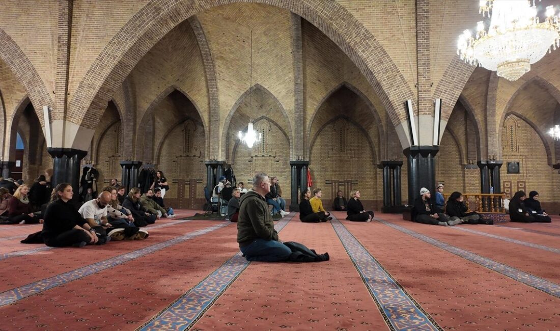 AMSTERDAM (AA) – Hollanda'nın başkenti Amsterdam'daki Fatih Camisi, "Müzeler Gecesi"