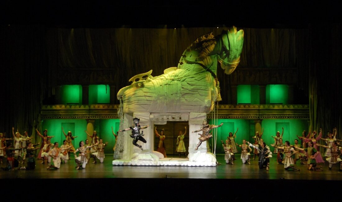 - Topluluk Troya gösterisiyle ABD'de turne yapacak