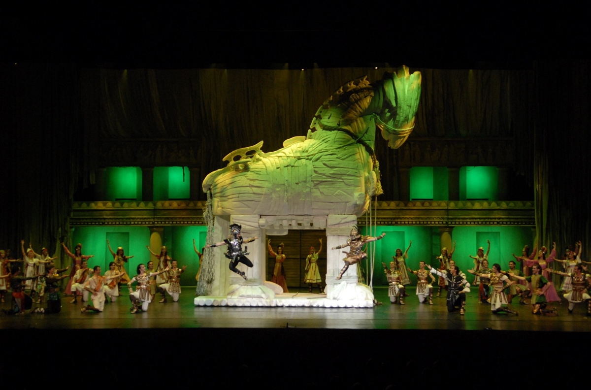 - Topluluk Troya gösterisiyle ABD'de turne yapacak