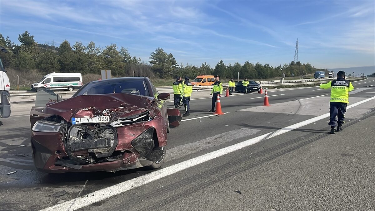 BOLU (AA) – Anadolu Otoyolu'nun Bolu kesiminde iki otomobilin çarpışması