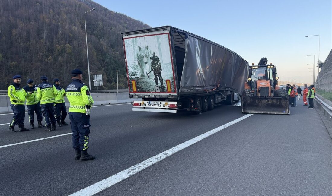 - Yaralananın olmadığı kazada, tırdaki teneke kutu gazlı içecekler yola