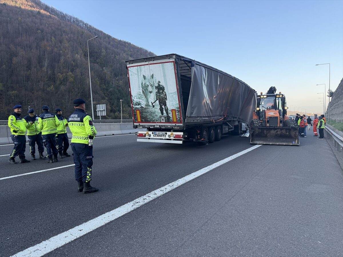 - Yaralananın olmadığı kazada, tırdaki teneke kutu gazlı içecekler yola