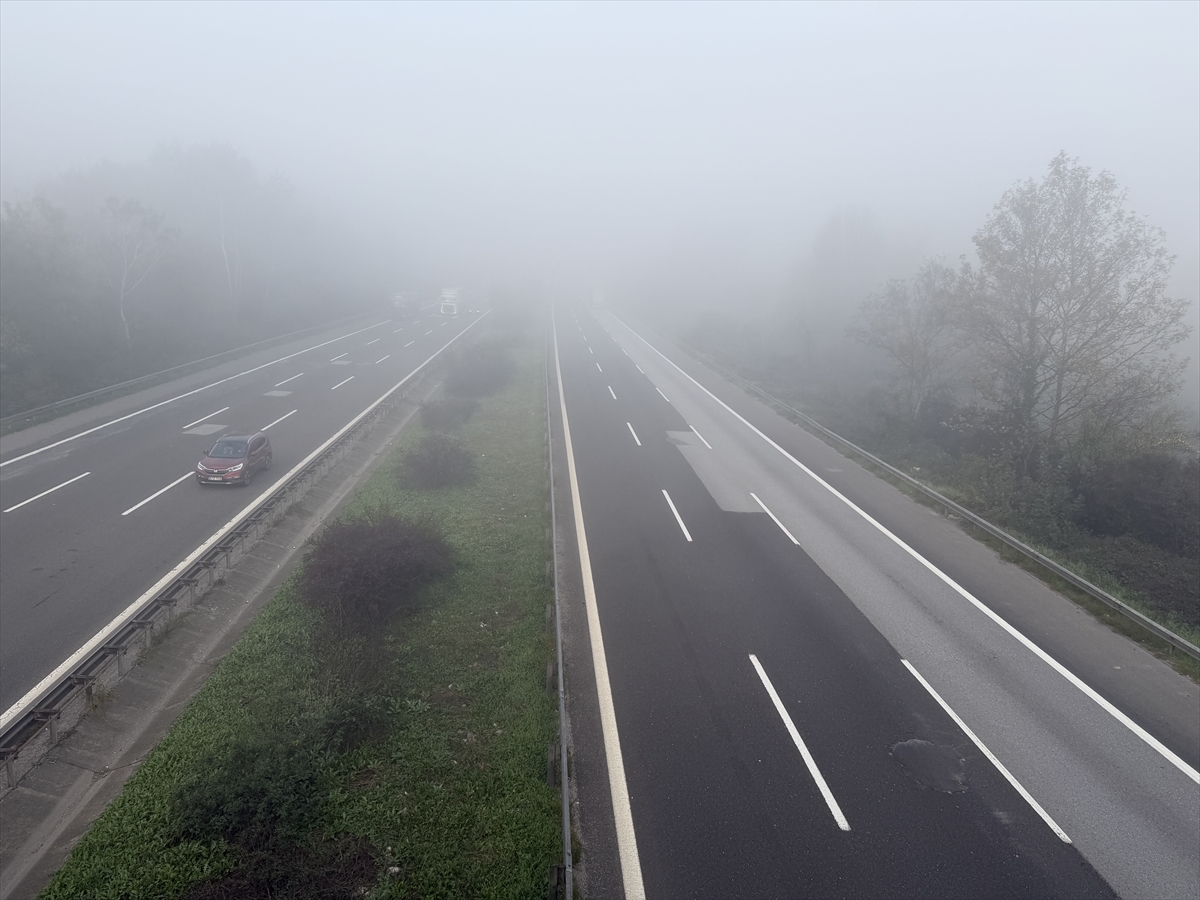 DÜZCE (AA) – Anadolu Otoyolu'nun Düzce geçişinde sis, etkisini gösterdi.