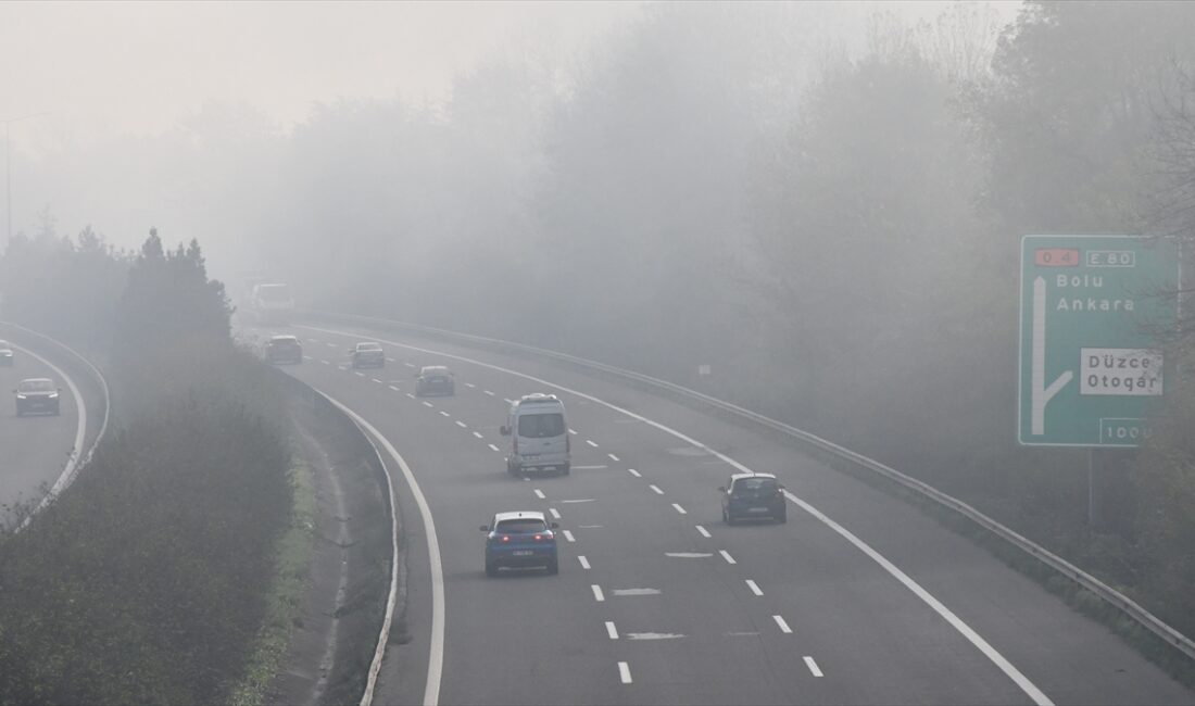 DÜZCE (AA) – Anadolu Otoyolu'nun Düzce geçişinde sis, görüş mesafesini