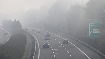 DÜZCE (AA) – Anadolu Otoyolu'nun Düzce geçişinde sis, görüş mesafesini