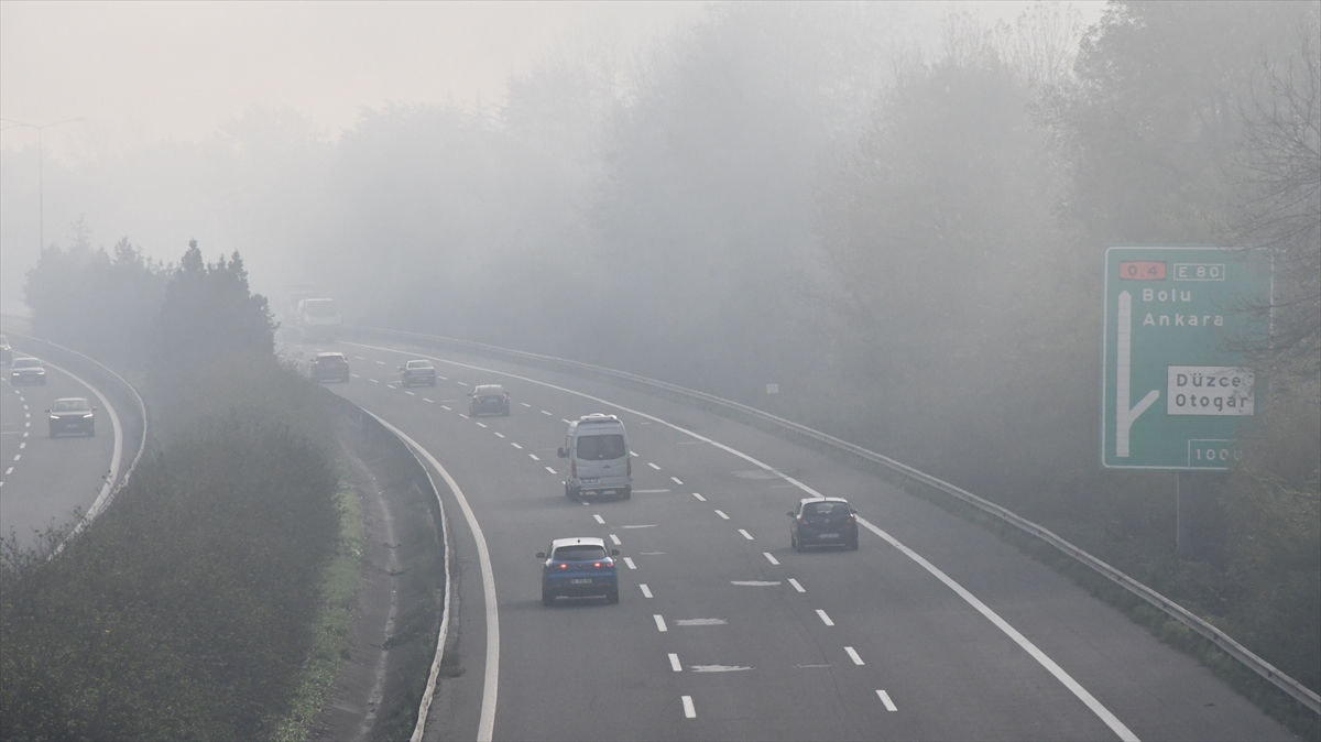 DÜZCE (AA) – Anadolu Otoyolu'nun Düzce geçişinde sis, görüş mesafesini