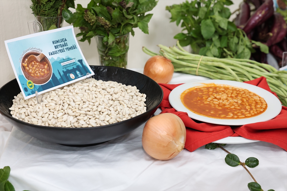 ANTALYA (AA) – Antalya'nın Kumluca ilçesine özgü "ince patlıcan yemeği",