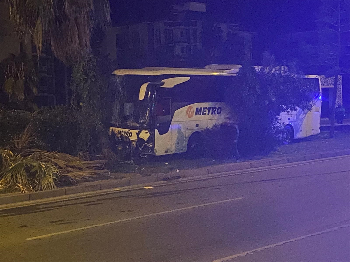 ANTALYA (AA) – Antalya'nın Alanya ilçesinde aydınlatma direğine çarpan şehirlerarası