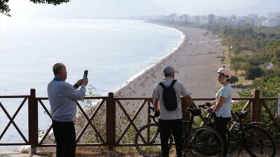 ANTALYA (AA) – Hava sıcaklığının 27 derece olarak kaydedildiği Antalya'da,