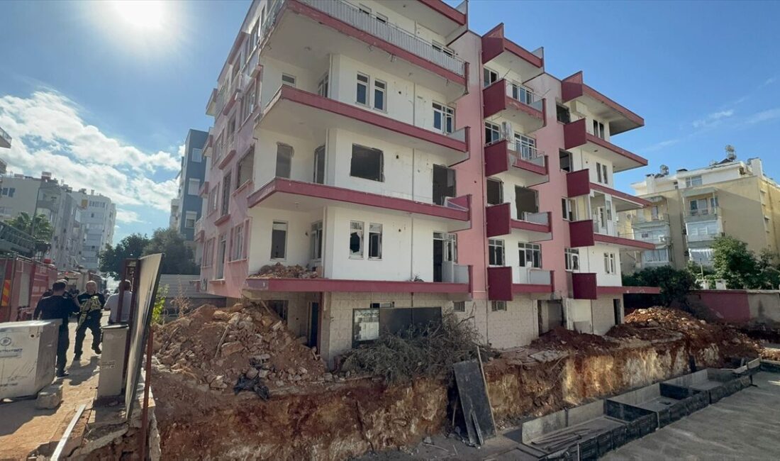 ANTALYA (AA) – Antalya'nın Muratpaşa ilçesinde metruk binada çıkan yangında