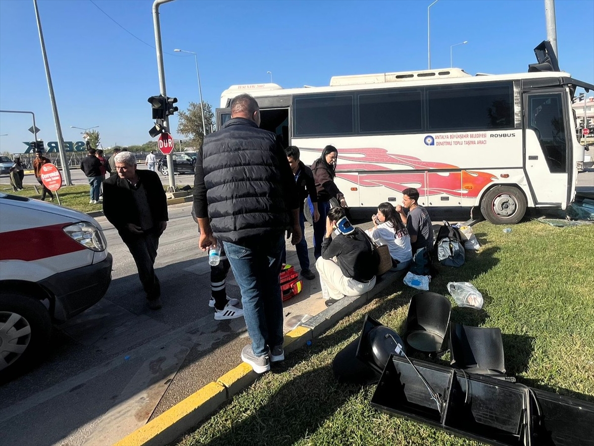 ANTALYA (AA) – Antalya'nın Serik ilçesinde midibüs ile otomobilin çarpışması