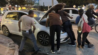 ANTALYA (AA) – Antalya'nın Kumluca ilçesinde otomobilin motor kaputuna giren