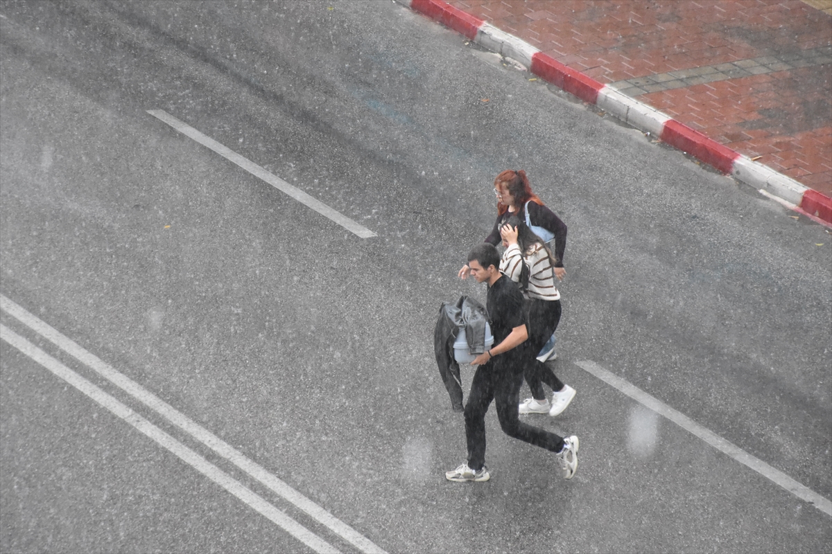 ANTALYA (AA) – Antalya'da sağanak ve dolu hayatı olumsuz etkiliyor.