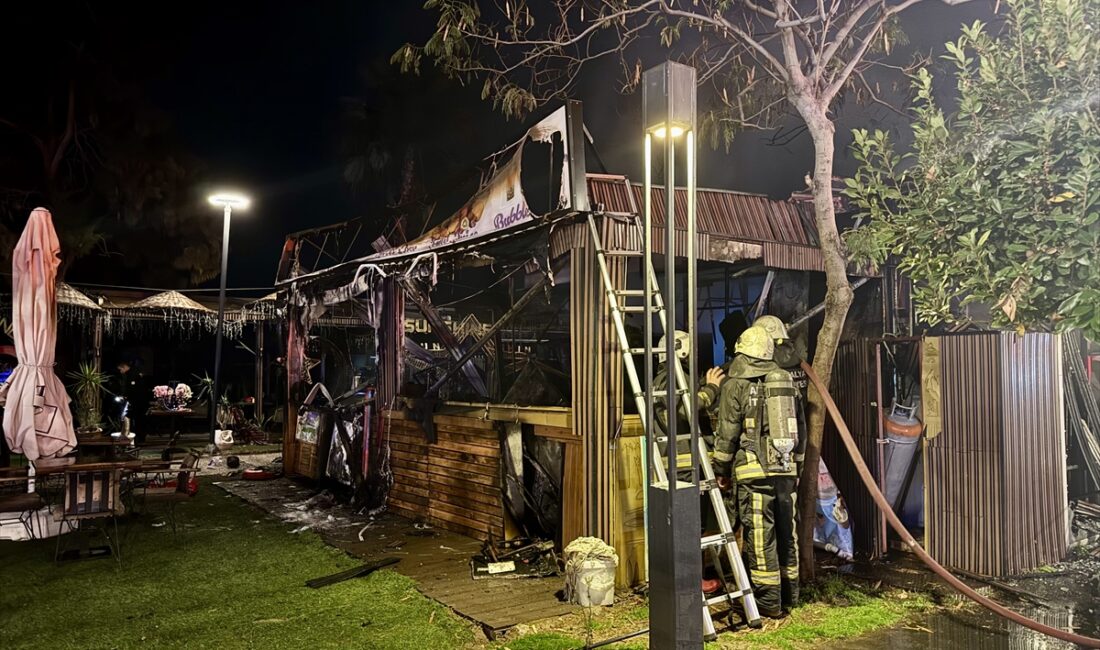 ANTALYA (AA) – Antalya'nın Konyaaltı ilçesinde sahil bandında bir kafede