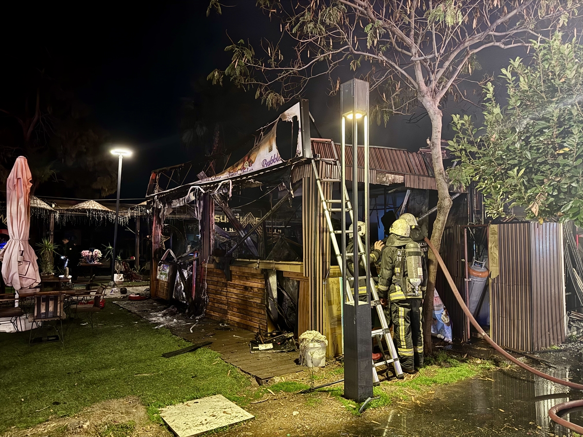 ANTALYA (AA) – Antalya'nın Konyaaltı ilçesinde sahil bandında bir kafede